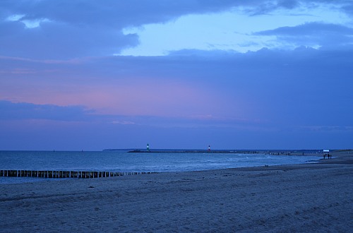 Warnemünde
<p>Warnem&uuml;nde beach at dusk, in the background you can see Warnem&uuml;nde lighthouse</p>
Küste - Strand, Schifffahrt/Hafen
Anna Rürup